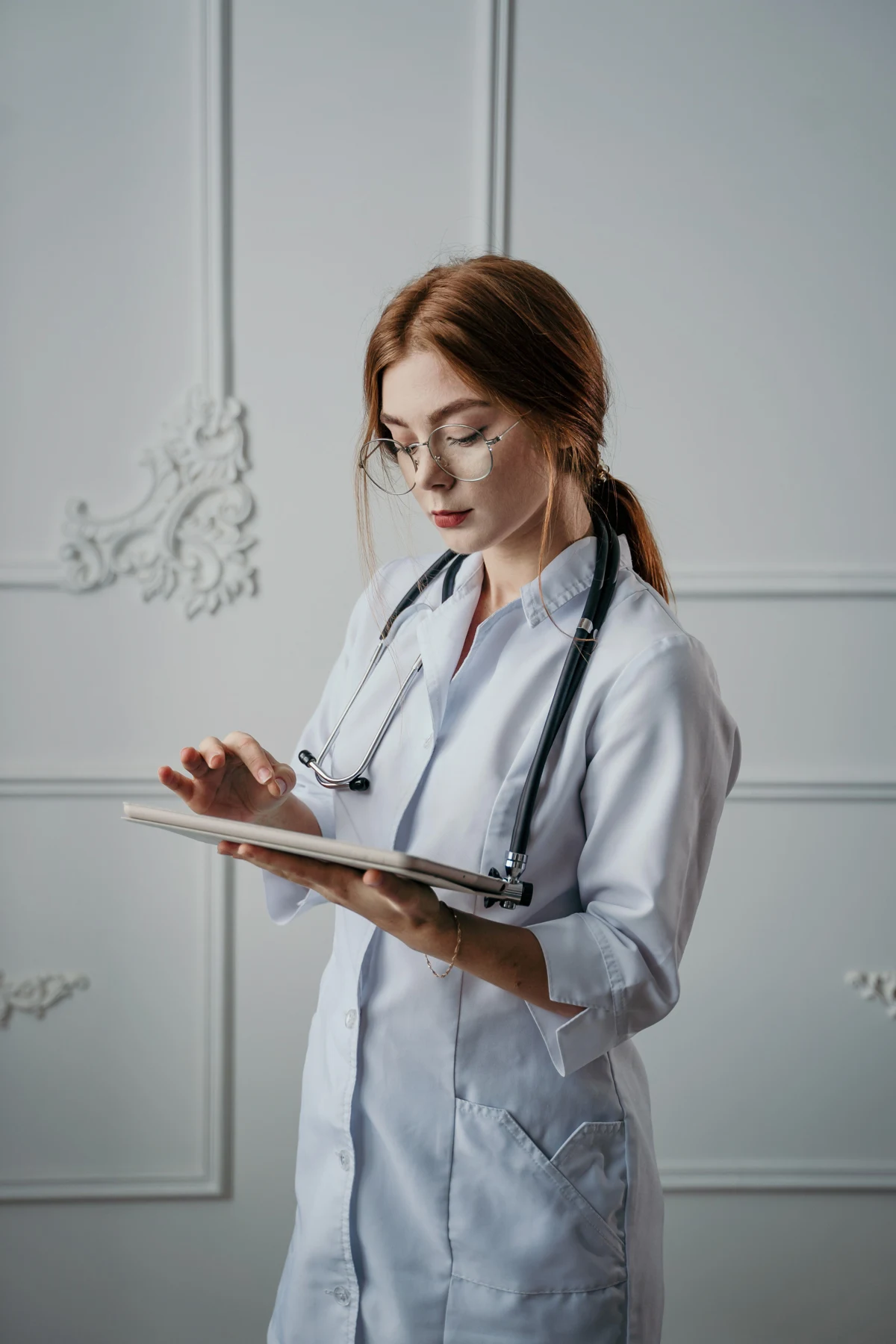 Profesional de salud consultando información en una tablet